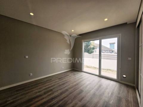 Moradia t4  c/garagem e piscina, pronta escriturar, azeitão