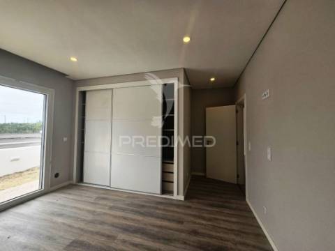 Moradia t4  c/garagem e piscina, pronta escriturar, azeitão