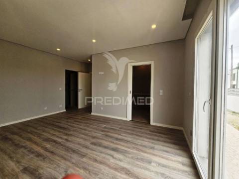 Moradia t4  c/garagem e piscina, pronta escriturar, azeitão