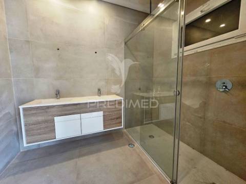 Moradia t4  c/garagem e piscina, pronta escriturar, azeitão