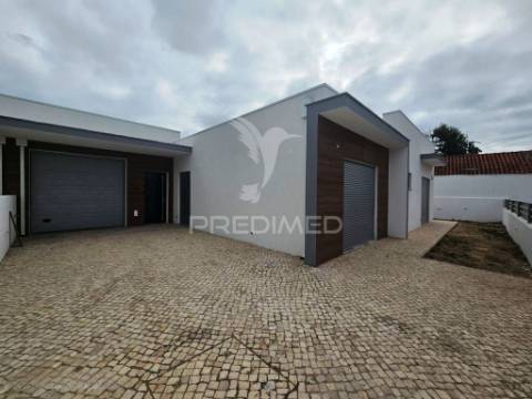 Moradia t4  c/garagem e piscina, pronta escriturar, azeitão