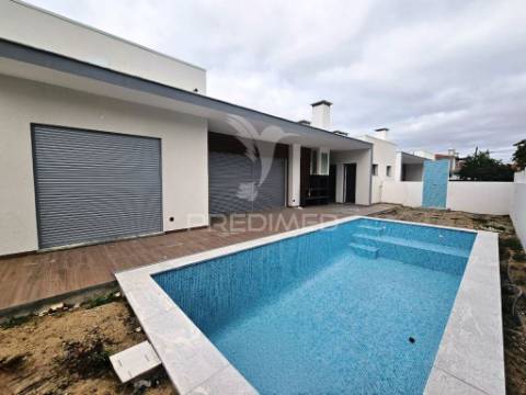 Moradia t4  c/garagem e piscina, pronta escriturar, azeitão