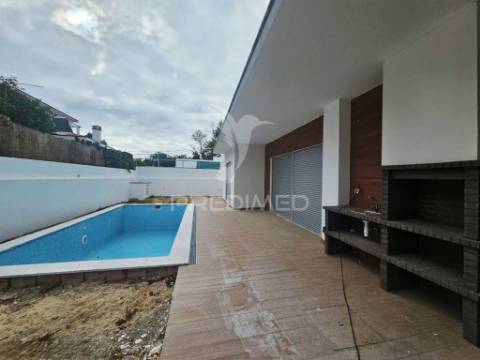 Moradia t4  c/garagem e piscina, pronta escriturar, azeitão