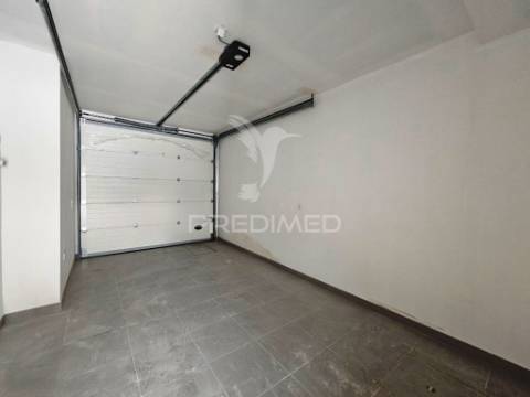 Moradia t4  c/garagem e piscina, pronta escriturar, azeitão