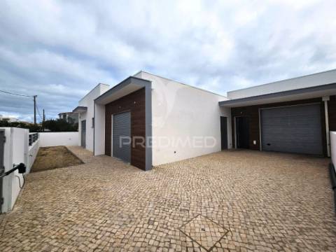 Moradia t4  c/garagem e piscina, pronta escriturar, azeitão