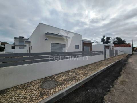 Moradia t4  c/garagem e piscina, pronta escriturar, azeitão