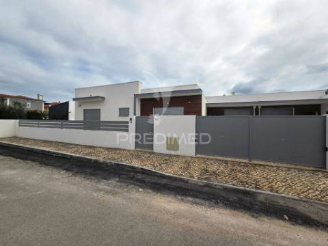 Moradia t4  c/garagem e piscina, pronta escriturar, azeitão