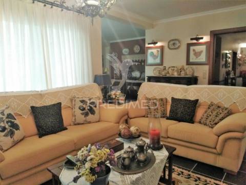 Moradia  t4  (3 pisos)- carreço - viana do castelo