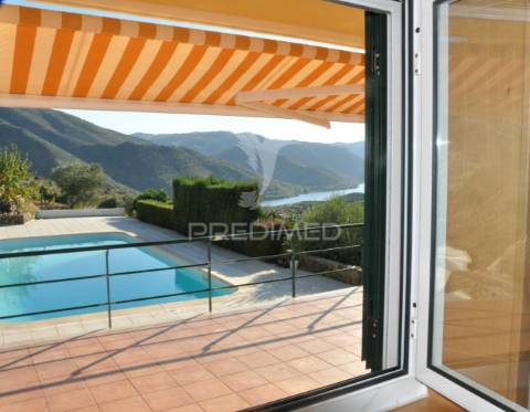 Quintinha no alto douro vinhateiro - vistas sobre o rio