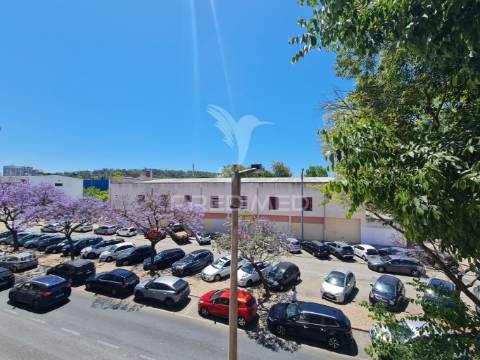 Apartamento t2 com 1 suíte, remodelado à estrada de benfica