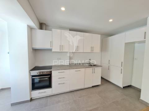 Apartamento t2 com 1 suíte, remodelado à estrada de benfica