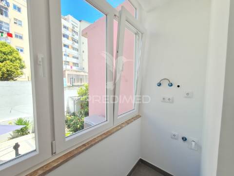 Apartamento t2 com 1 suíte, remodelado à estrada de benfica