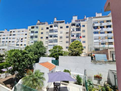 Apartamento t2 com 1 suíte, remodelado à estrada de benfica