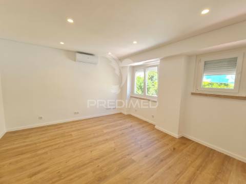 Apartamento t2 com 1 suíte, remodelado à estrada de benfica