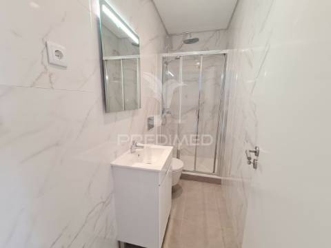 Apartamento t2 com 1 suíte, remodelado à estrada de benfica