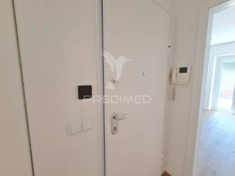 Apartamento t2 com 1 suíte, remodelado à estrada de benfica