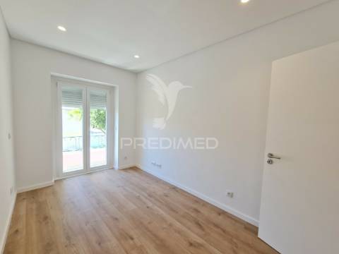 Apartamento t2 com 1 suíte, remodelado à estrada de benfica