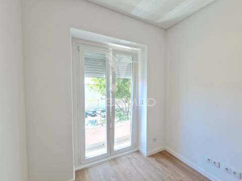 Apartamento t2 com 1 suíte, remodelado à estrada de benfica