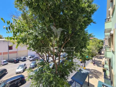 Apartamento t2 com 1 suíte, remodelado à estrada de benfica