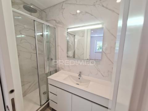 Apartamento t2 com 1 suíte, remodelado à estrada de benfica