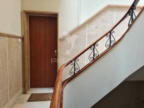 Apartamento t2 com 1 suíte, remodelado à estrada de benfica