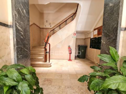 Apartamento t2 com 1 suíte, remodelado à estrada de benfica