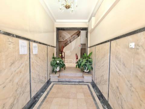 Apartamento t2 com 1 suíte, remodelado à estrada de benfica