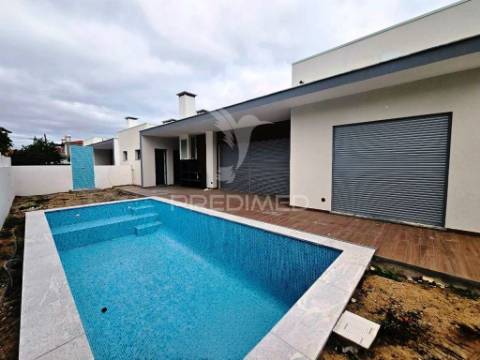 Moradia t4 c/piscina e garagem, pronta escriturar - azeitão