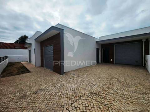 Moradia t4 c/piscina e garagem, pronta escriturar - azeitão