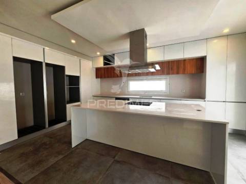 Moradia t4 c/piscina e garagem, pronta escriturar - azeitão