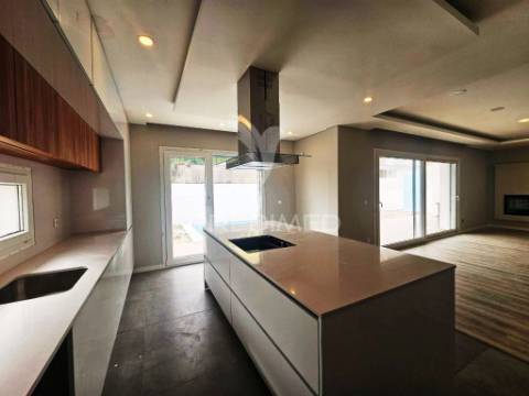 Moradia t4 c/piscina e garagem, pronta escriturar - azeitão