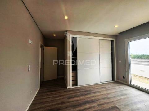 Moradia t4 c/piscina e garagem, pronta escriturar - azeitão