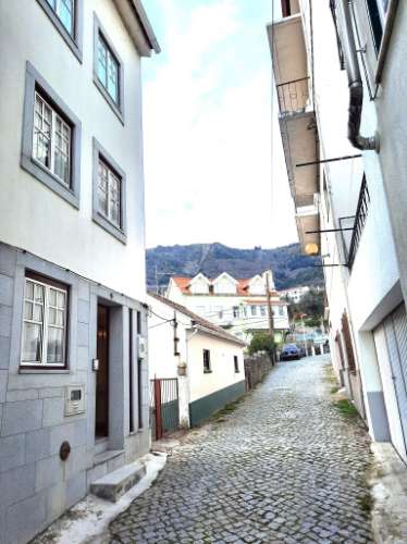 Moradia t3 mobilada na zona histórica de manteigas