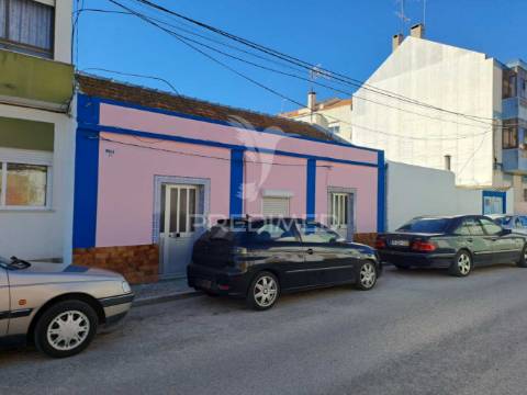 Moradia com 463m2 de área de terreno  - baixa da banheira