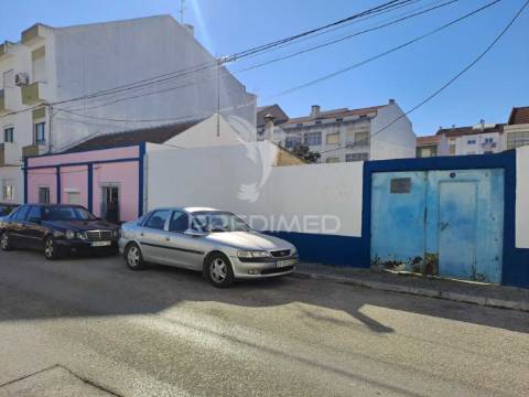 Moradia com 463m2 de área de terreno  - baixa da banheira