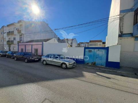 Moradia com 463m2 de área de terreno  - baixa da banheira