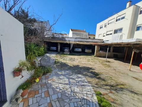 Moradia com 463m2 de área de terreno  - baixa da banheira