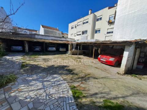 Moradia com 463m2 de área de terreno  - baixa da banheira