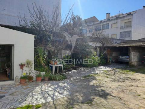 Moradia com 463m2 de área de terreno  - baixa da banheira