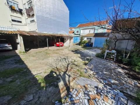 Moradia com 463m2 de área de terreno  - baixa da banheira