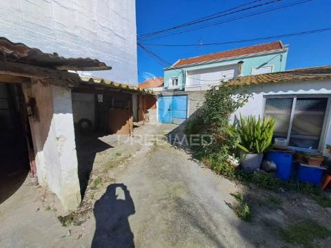 Moradia com 463m2 de área de terreno  - baixa da banheira