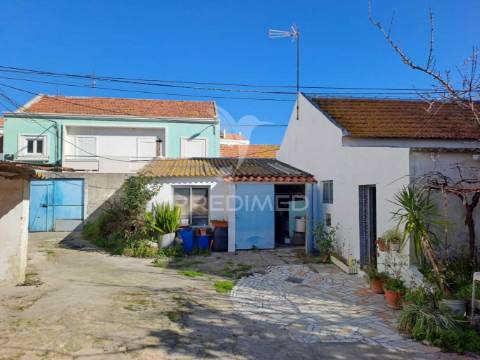 Moradia com 463m2 de área de terreno  - baixa da banheira