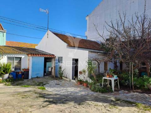 Moradia com 463m2 de área de terreno  - baixa da banheira