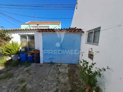 Moradia com 463m2 de área de terreno  - baixa da banheira