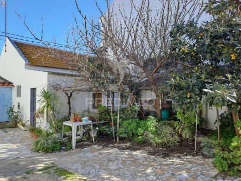 Moradia com 463m2 de área de terreno  - baixa da banheira