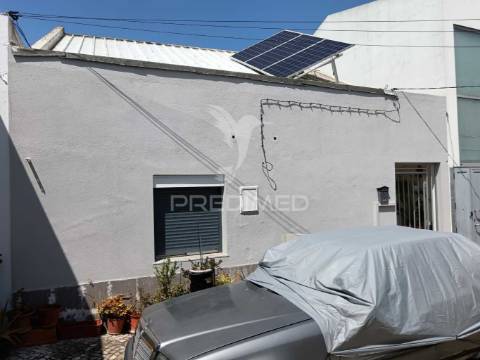 Moradia remodelada t3+2 nas arroteias, moita