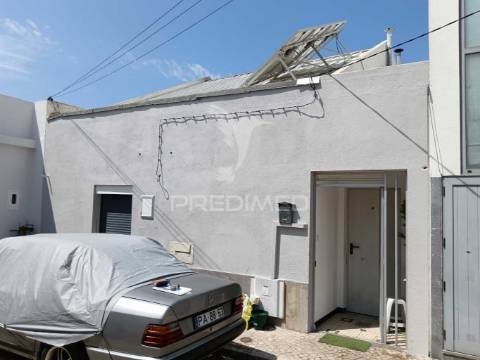 Moradia remodelada t3+2 nas arroteias, moita