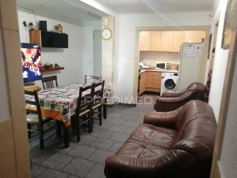 Moradia remodelada t3+2 nas arroteias, moita