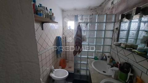 Moradia remodelada t3+2 nas arroteias, moita