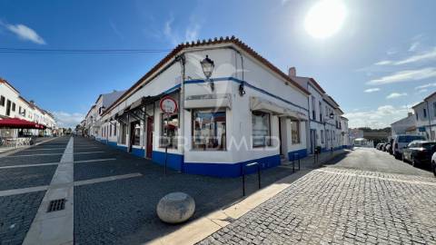 Moradia + 2 lojas com logradouro, cave e sótão junto á praia de porto covo